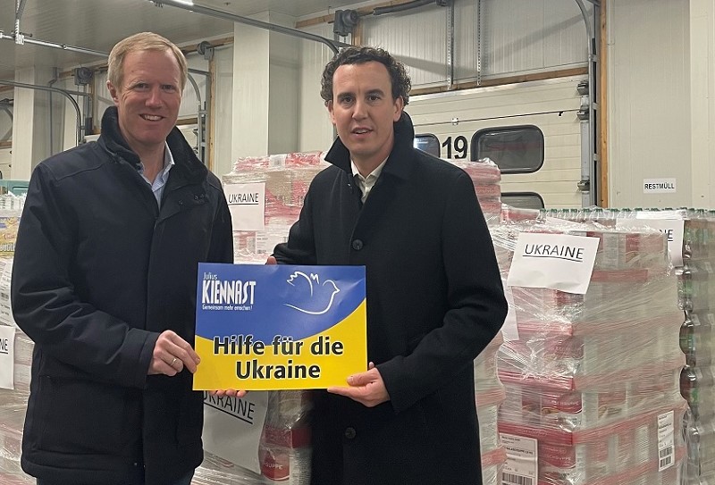 v.li.: Mag. Julius und Mag. Alexander Kiennast unterstützen mit mehreren Paletten Ware die Ukraine-Hilfe. 